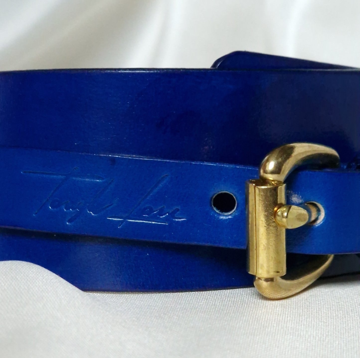 Handcrafted veg-tanned leather collar with refined detail.