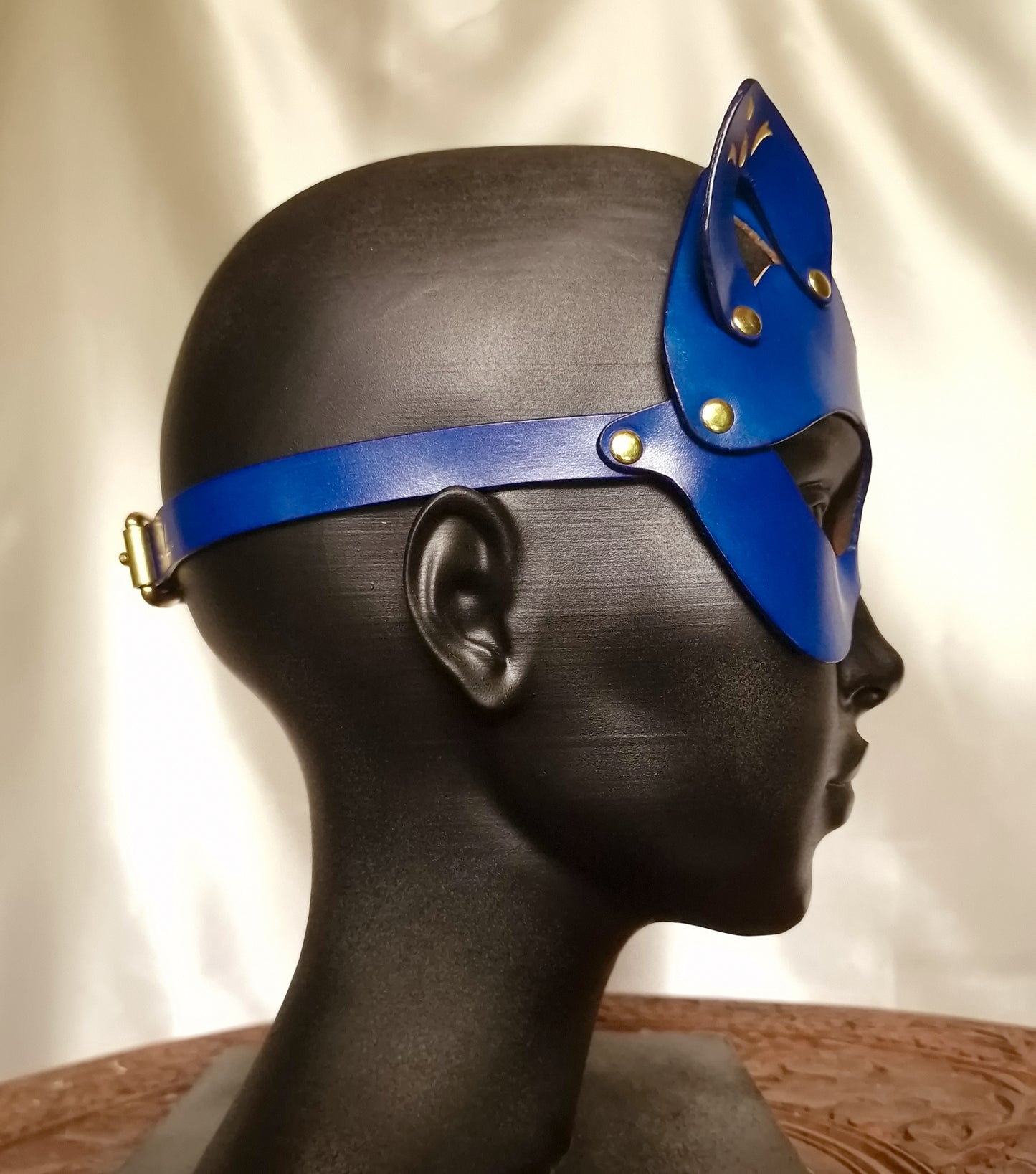 blue royal baroque cat mask—luxury engraved leather.