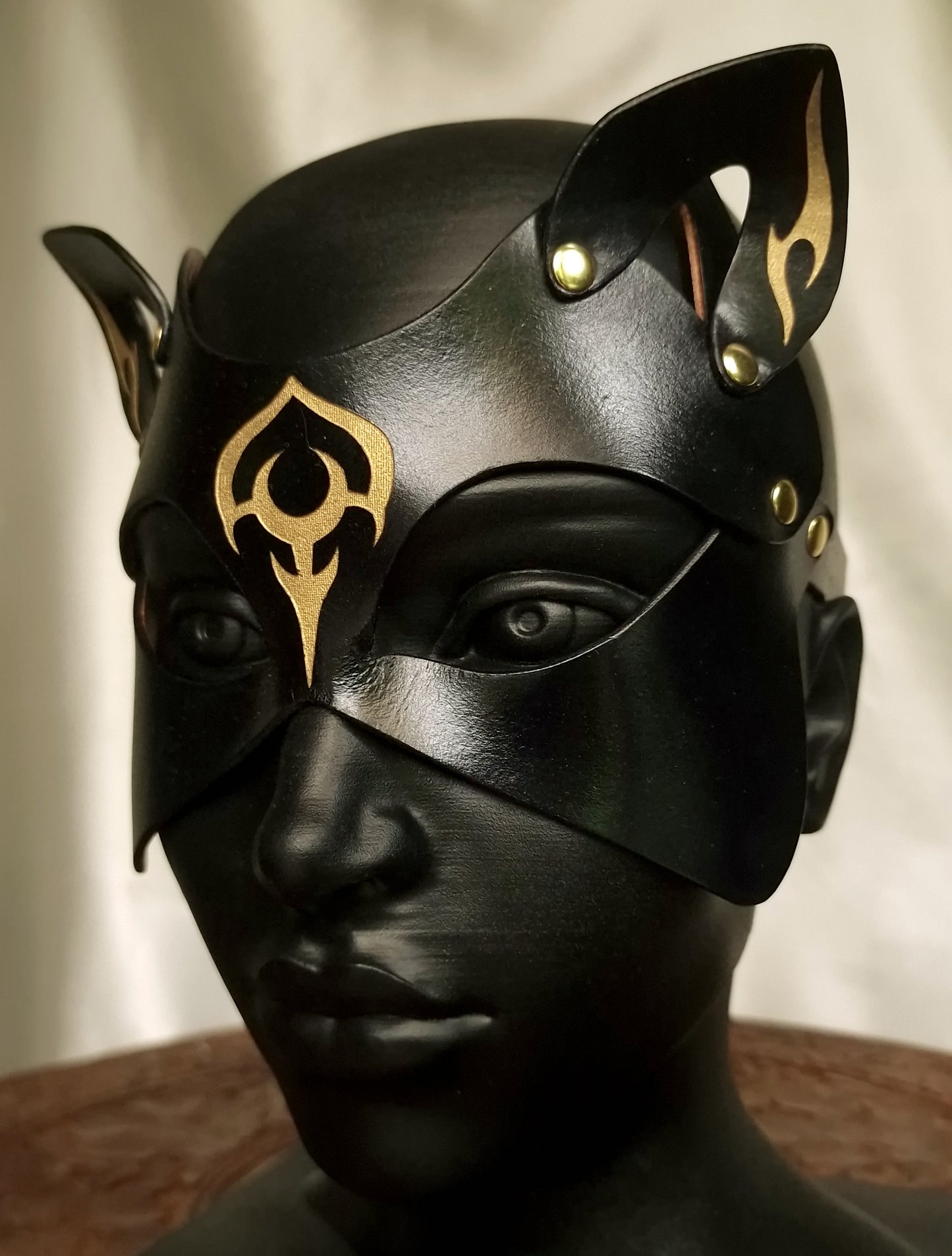 Lunar cat mask in veg-tanned leather, shape moulding.