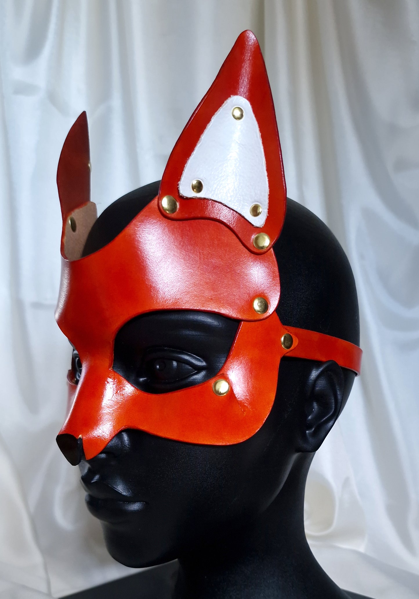 Kitsune leather mask for comfortable wear. Fine leathercraft.