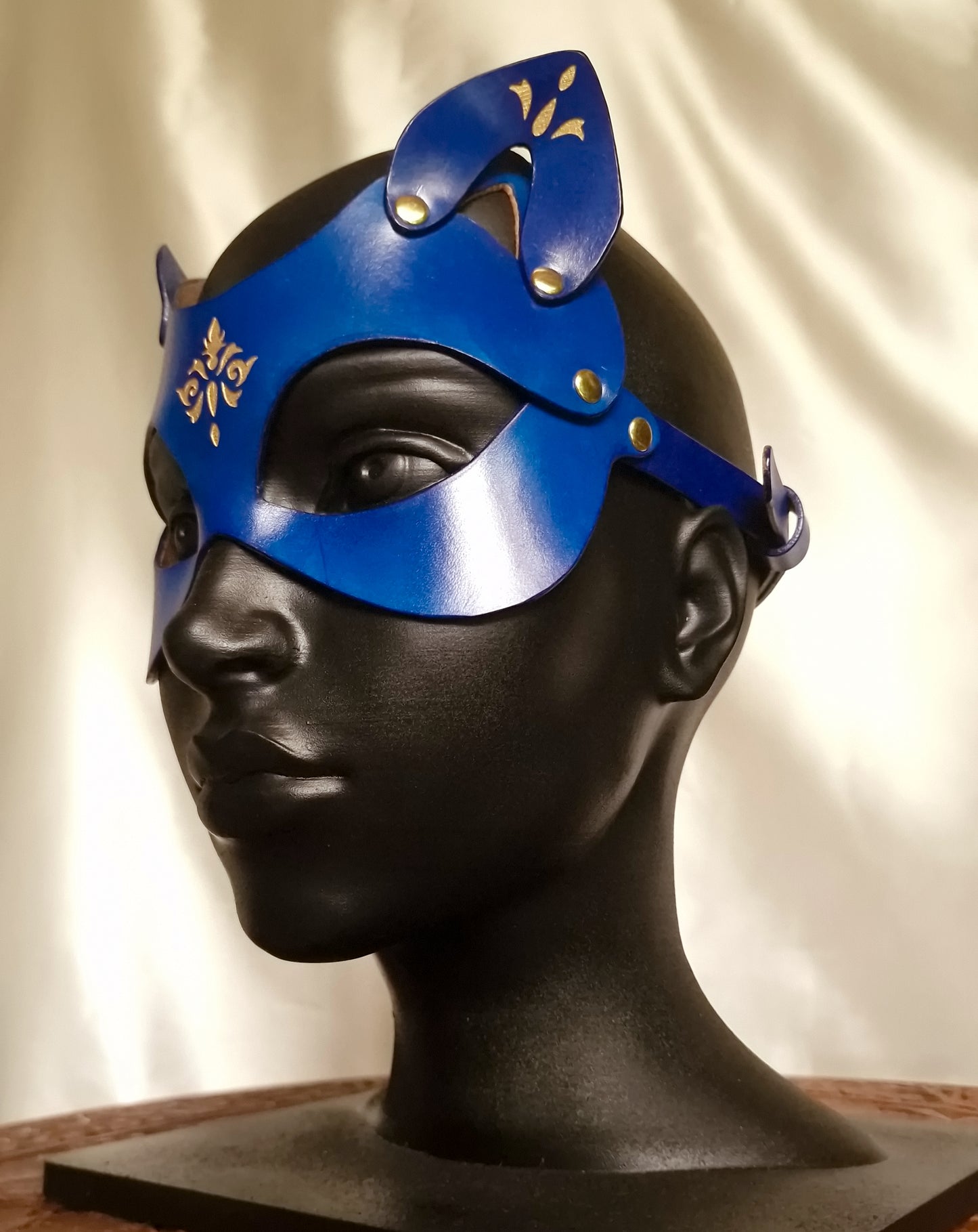 Side profile of barocco feline mask, buckle closure.