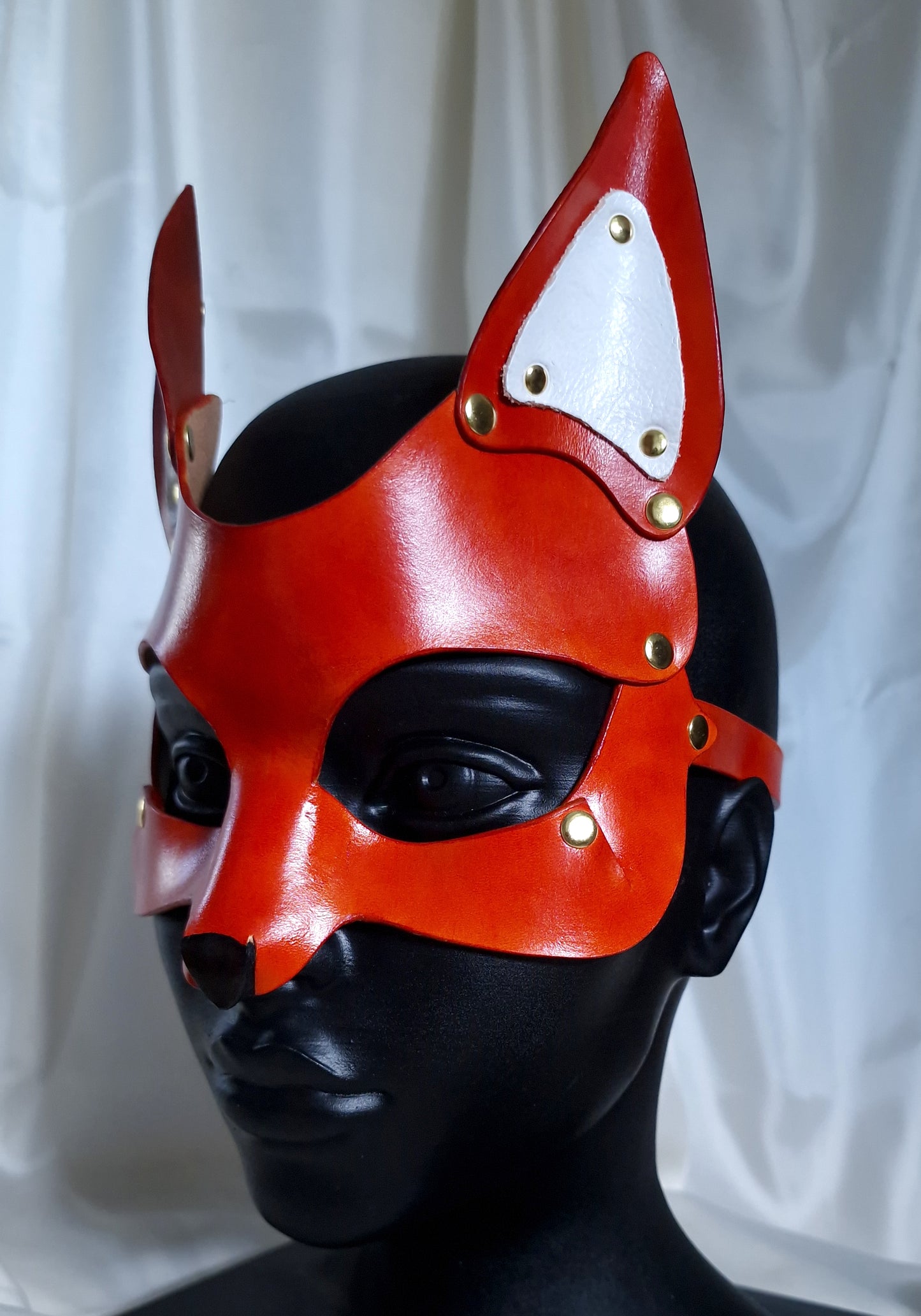 Face-shaped vulpine mask in veg-tanned leather with foxy nose.