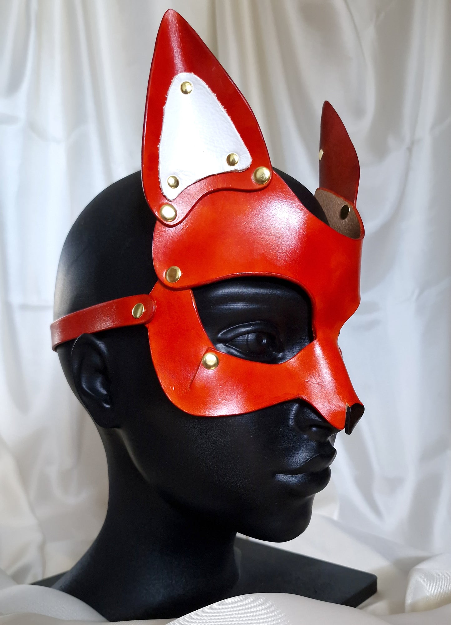 Pet play fox mask, veg-tanned, comfortable to wear.