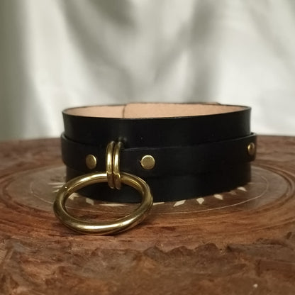 Simple O-ring leather collar. Fine detailed leathercraft. 