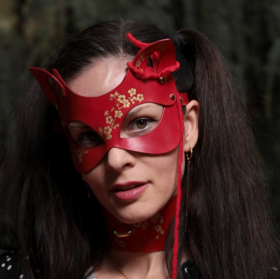 Fetish leather set: sakura feline mask, thick collar, matching leash.